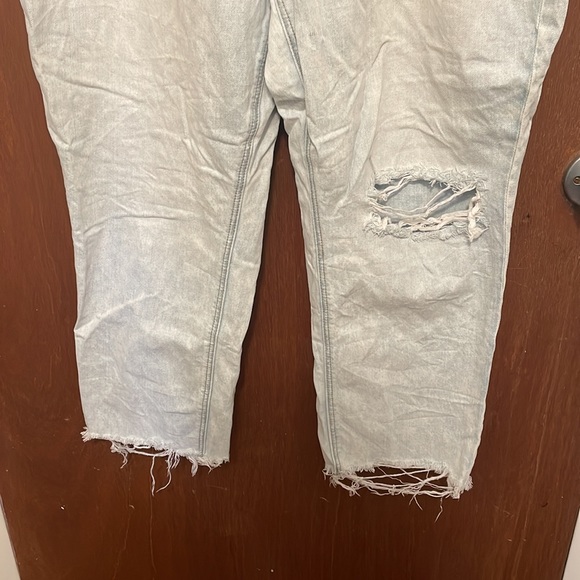 Light Wash American Eagle Distressed Mom Jean - Picture 4 of 12
